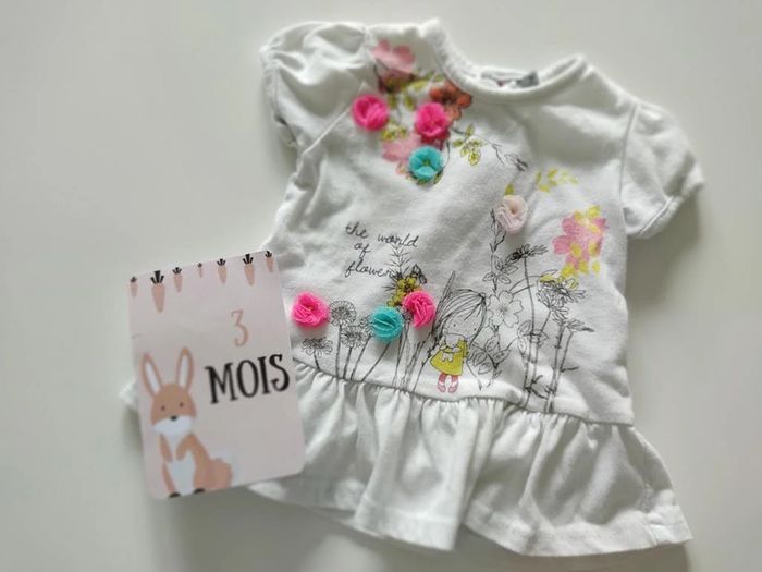 Tee shirt taille 3 mois.