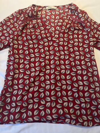 Haut rouge feuille tour bleu foncé