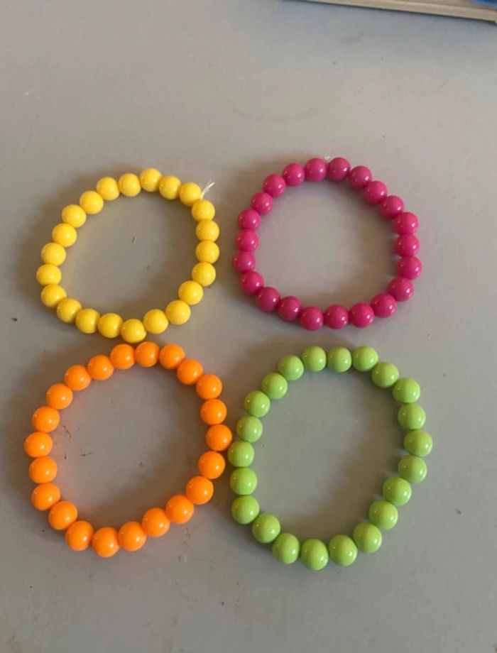 Lot de 4 bracelet perle fluo neuf