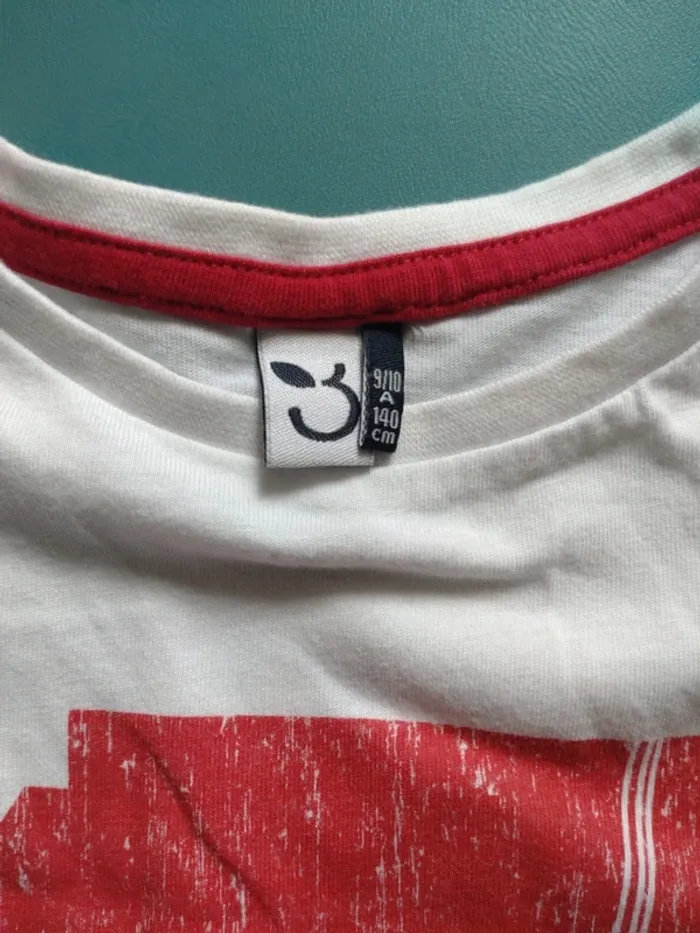 T shirt 3 pommes taille 9/10 ans - photo numéro 2