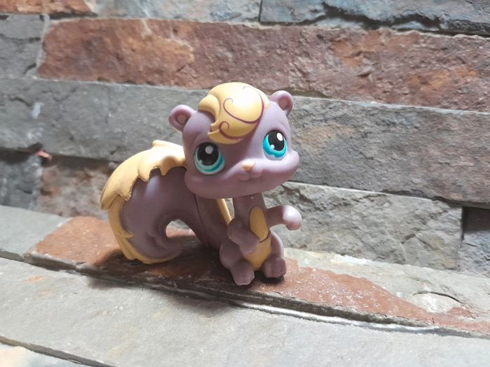 Figurine Petshop écureuil . C. London