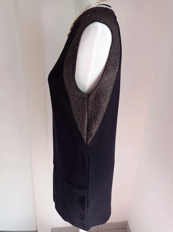 Magnifique robe noire habillée avec doré brillant col et épaules T.M Pull&Bear - photo numéro 4