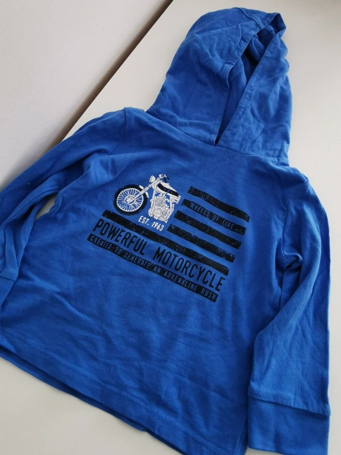 Tee shirt bleu à capuche - photo numéro 2