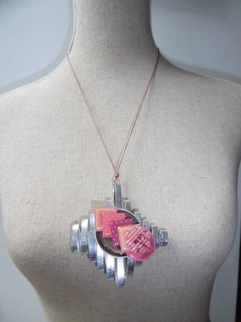 collier tissu avec pendentif alu