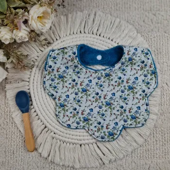Bavoir forme fleur motif liberty bleu