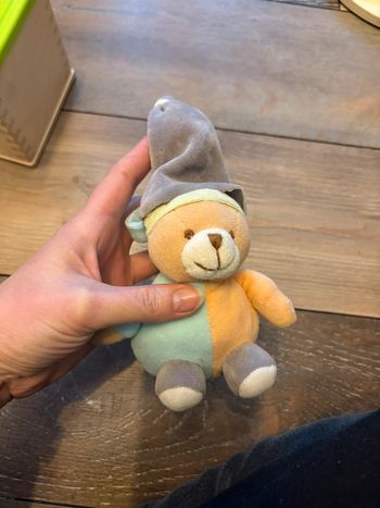 Jouet ours en peluche à suspendre doudou et compagnie