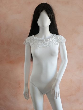 Body blanc avec dentelle crochetee et tulle