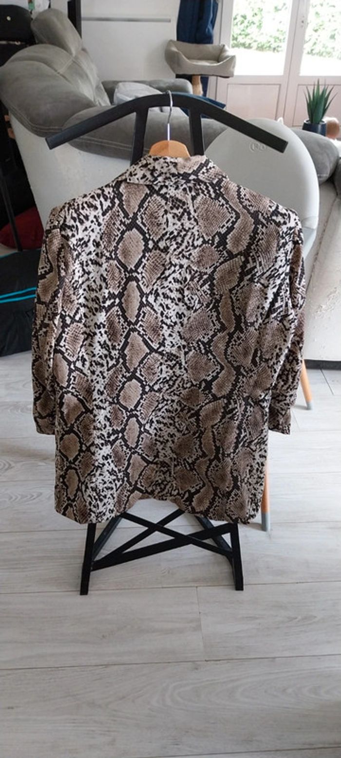 Joli blazer Kiabi neuf jamais porté taille 44. Motifs python.  Porté ouvert. - photo numéro 4