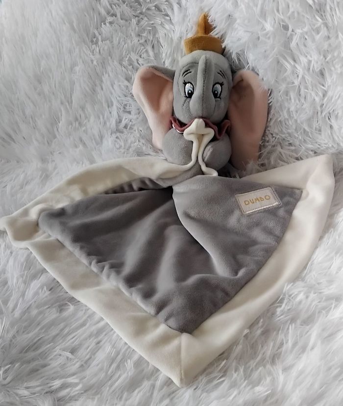 Doudou peluche éléphant Dumbo avec mouchoir - col bordeau - Disney