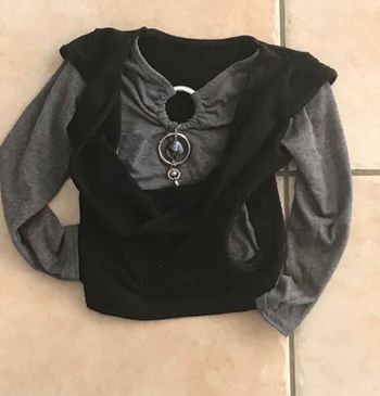 Haut noir et gris avec bijou