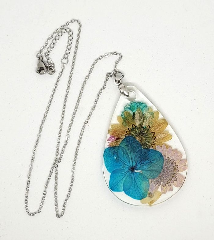 Bijoux création collier fleurs séchées multicolore