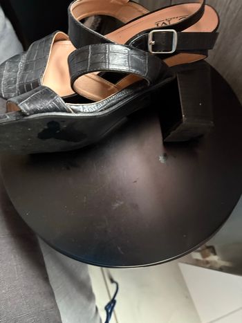 Sandales noires à talon aspect croco 
