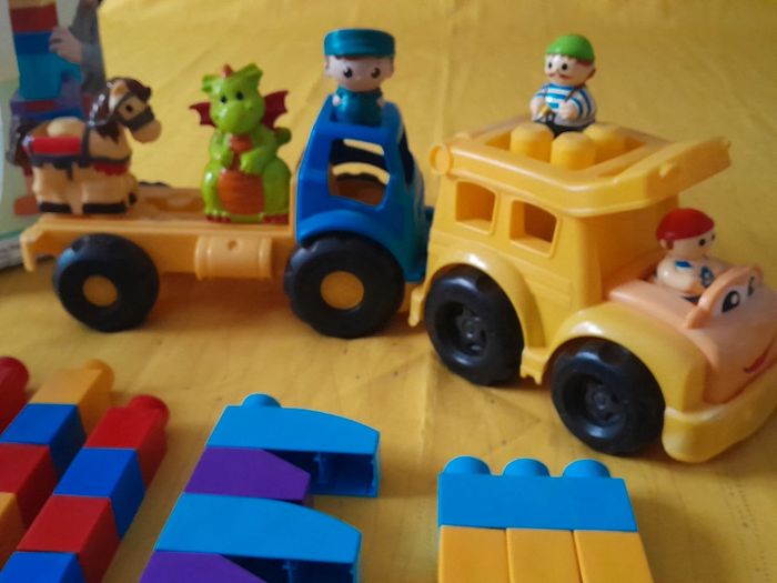 Lot de 68 Mega Bloks + 2 camions + 5 personnages - photo numéro 11