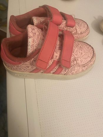 Vend des baskets jumelles