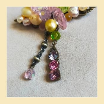 Broche vintage dorée – Perles roses & nacrées, détails pendants charmants