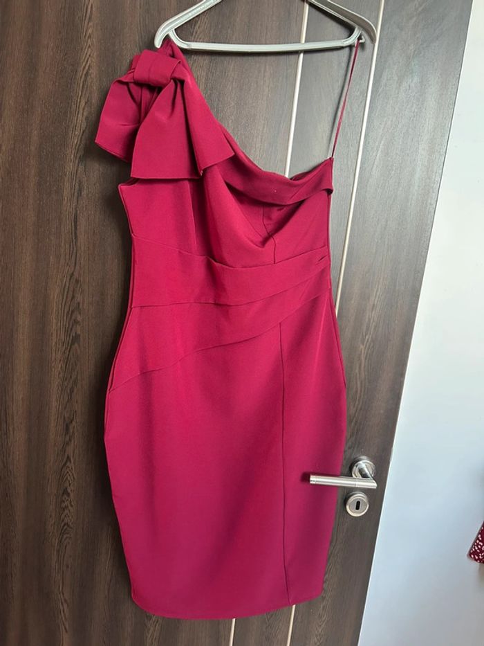 Robe Lipsy bordeaux avec une manche