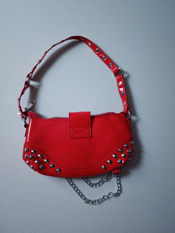 Sac vinyl rouge clouté avec chaines - photo numéro 4