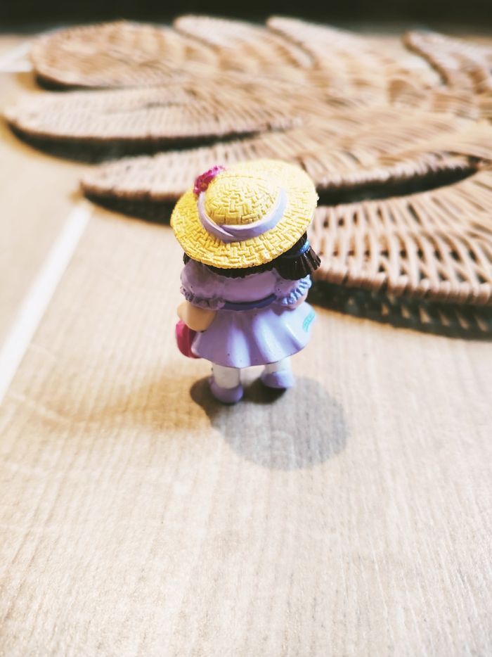 💐Figurine Cabbage petite fille robe violette bouquet de fleurs année 1984 marque Cabbage Patch kids - photo numéro 2