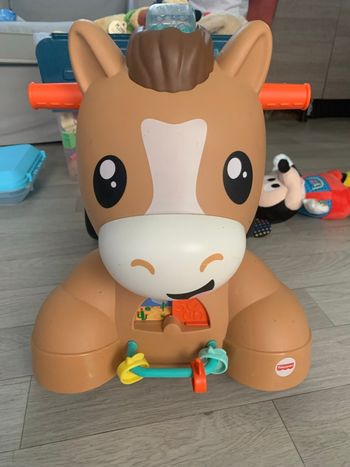 Cheval enfant à pousser et s’asseoir dessus