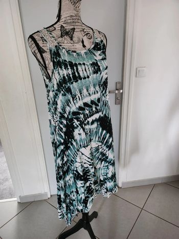 Superbe Robe Fluide épaules dentellées de marque Comeng et de taille 38-40