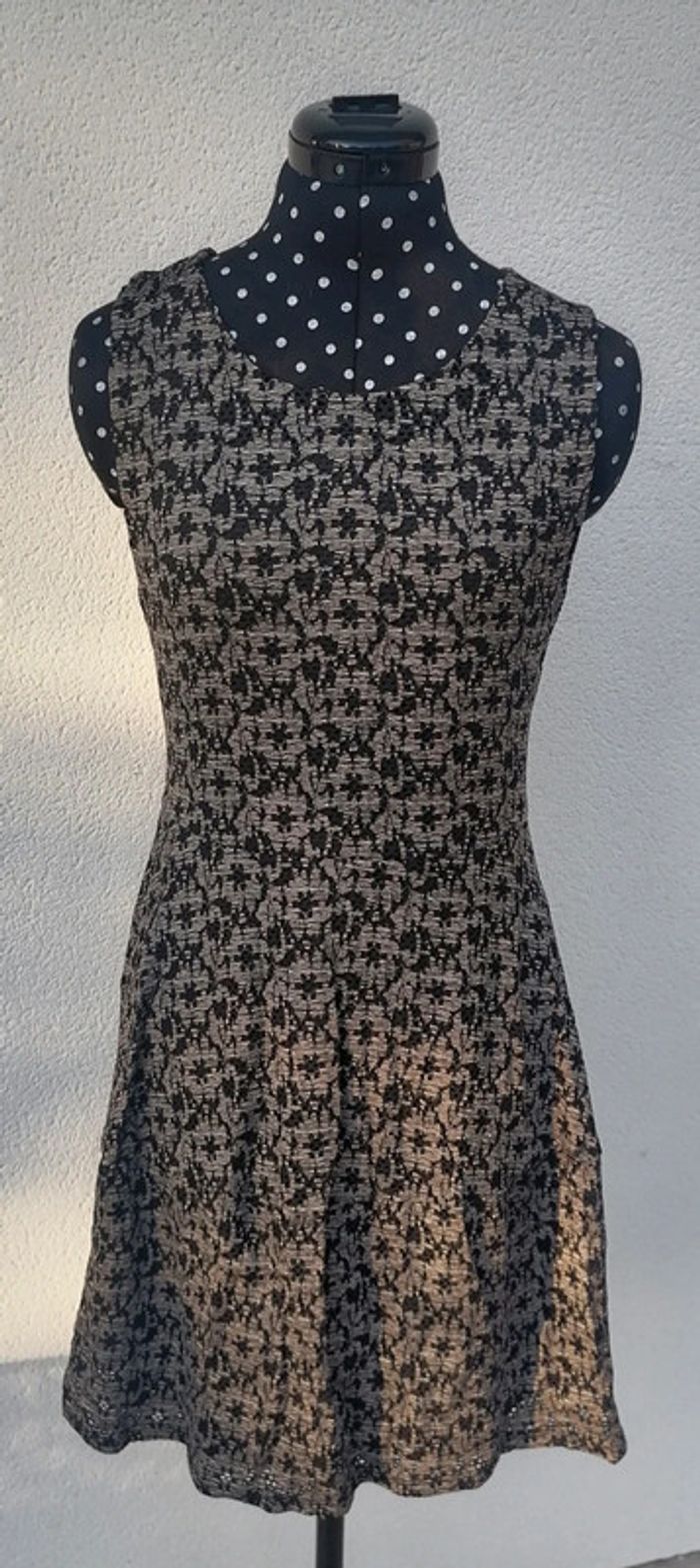Robe courte chic pour soirée / réveillon noir beige Taille S Bcbg MaxAzria - photo numéro 2