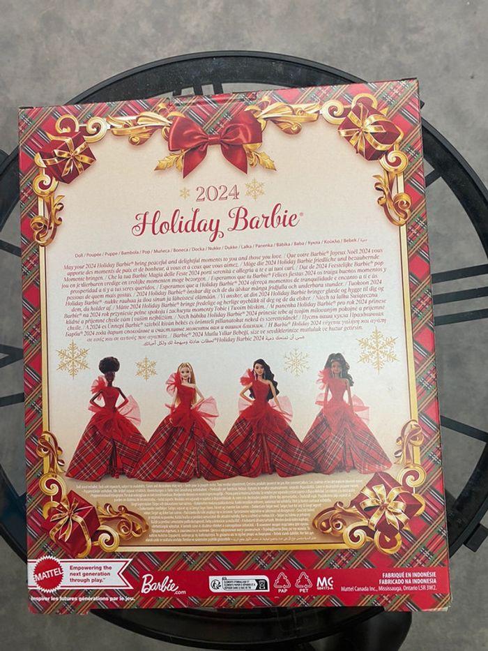 Barbie Signature, 2024 Holiday Blonde Fashion Doll Portant Une Robe - photo numéro 3