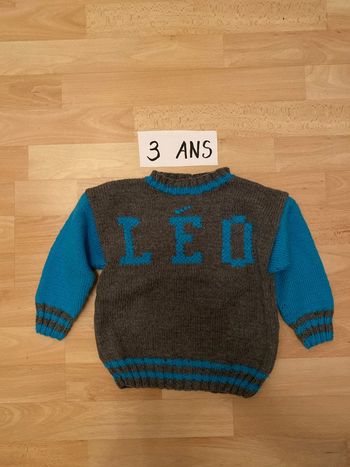 Pull tricoté main gris/turquoise LÉO 3 ans