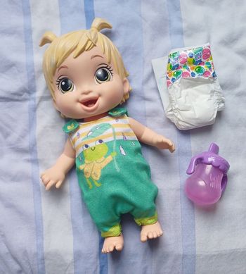 Poupée Baby Alive sautille rit boit fait pipi