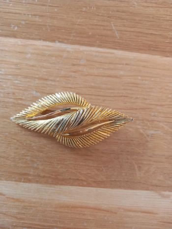 Broche dorée