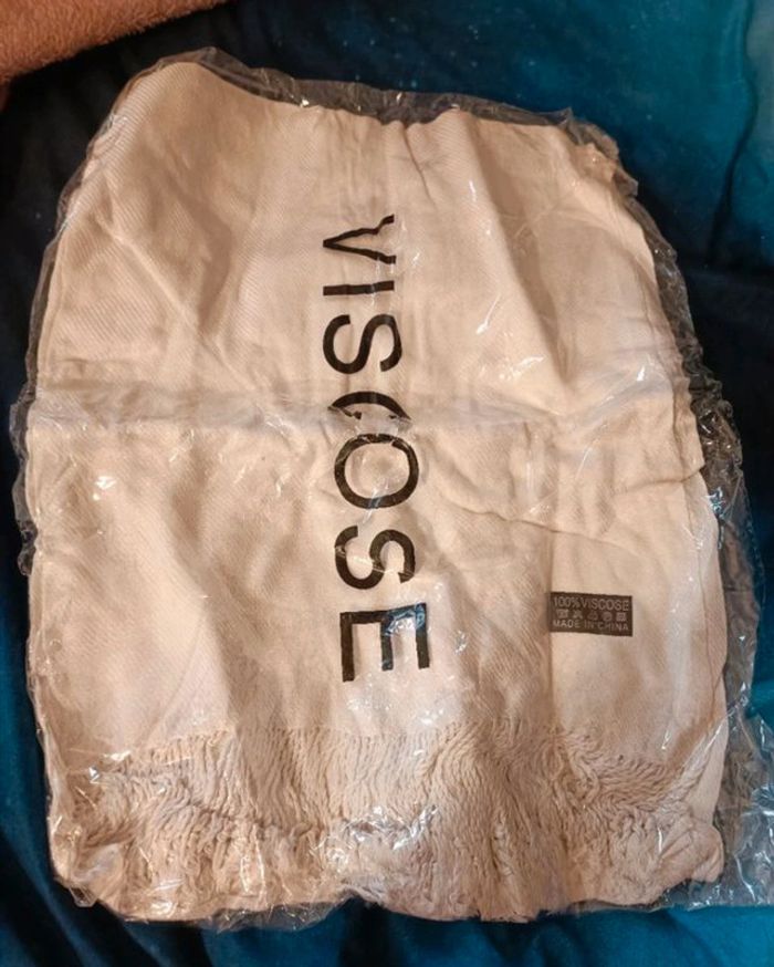 Écharpe neuve blanche crème viscose