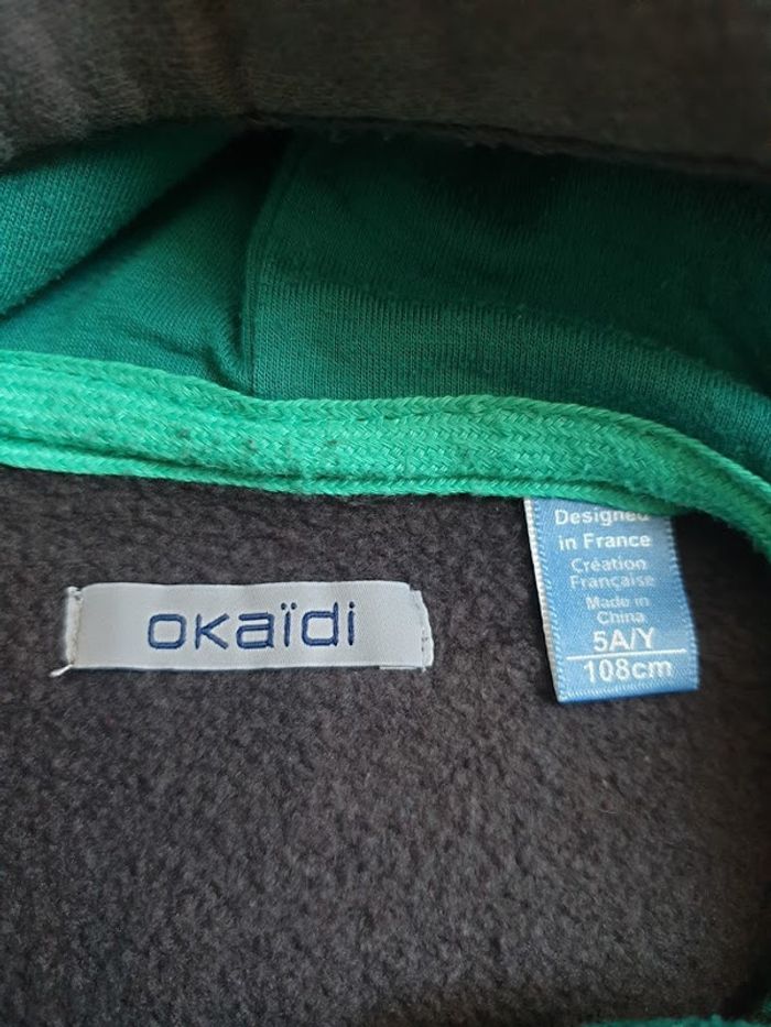 Jogging complet Okaidi 5 ans gris et vert bien porté - photo numéro 2