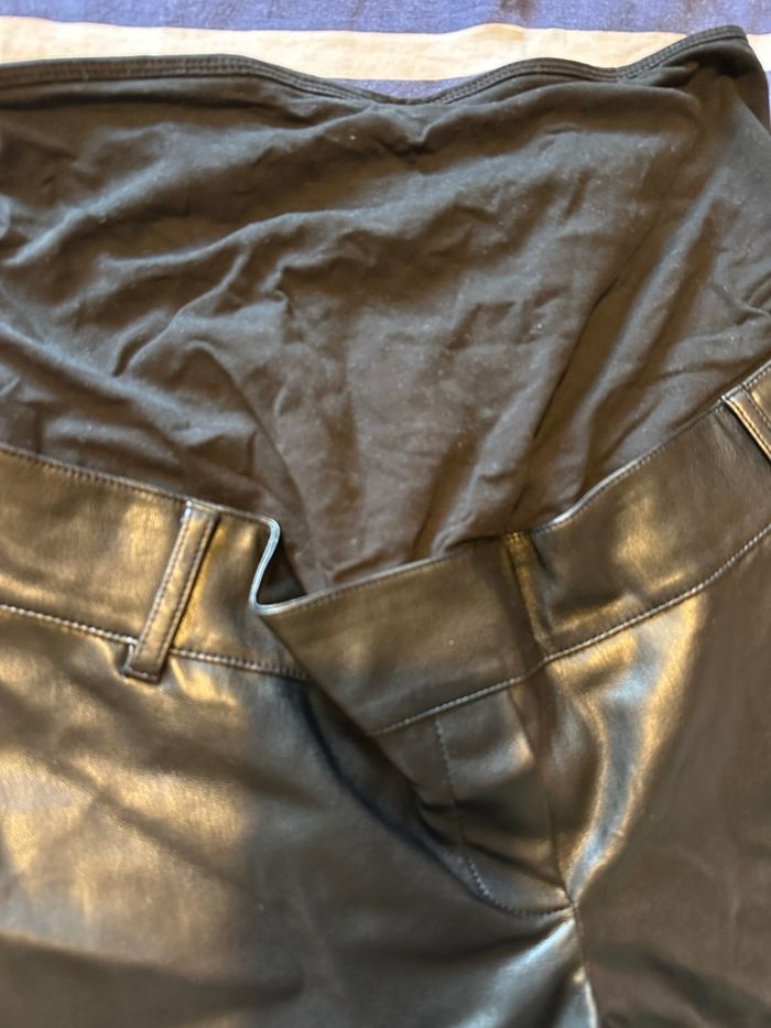 Tenue grossesse maternité. Short en cuir - photo numéro 2