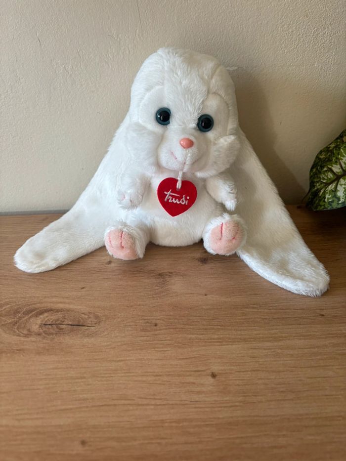Doudou peluche lapin blanc grandes oreilles médaillon rouge trudi
