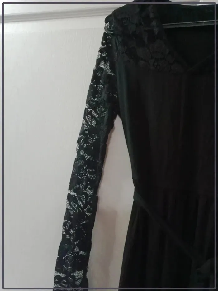 Robe noire, manches dentelle - photo numéro 2