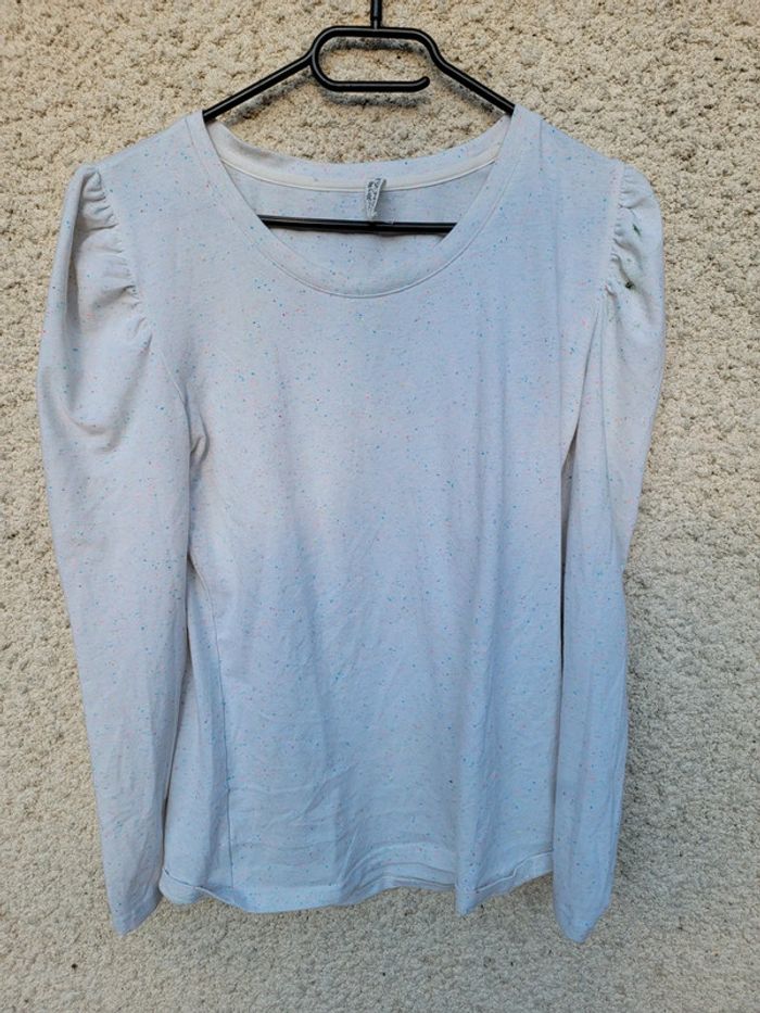 Joli haut avec épaulettes blanc multicolore chic élégant old money