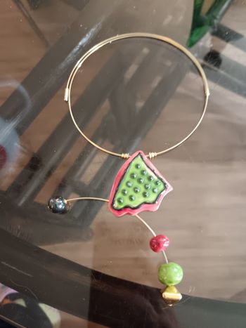 Joli collier ras-de-cou 
