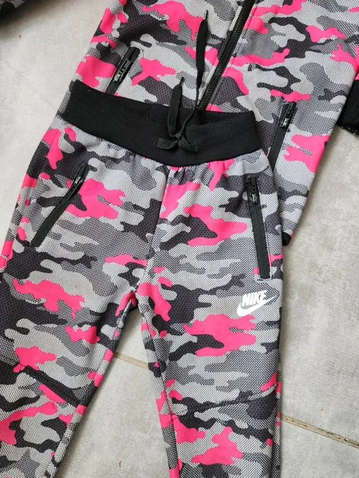 Ensemble jogging style nike taille7/8 ans - photo numéro 3