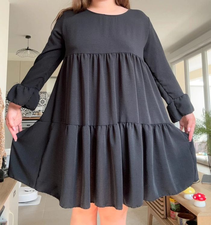 Robe noire ample taille M Uni Paris - photo numéro 3
