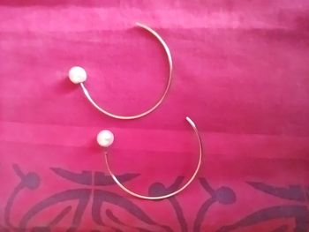 Boucles d'oreilles créoles dorés avec perle devant derrière