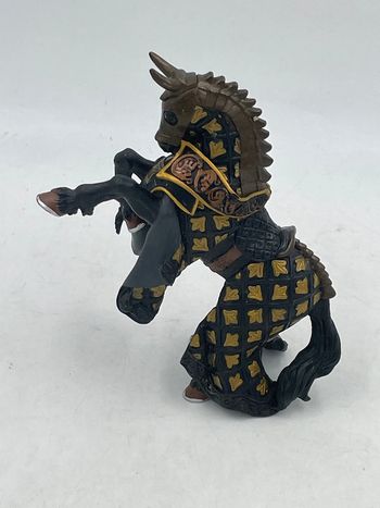 Figurine Papo cheval médiéval noir et doré 2007 12 x 10 cm