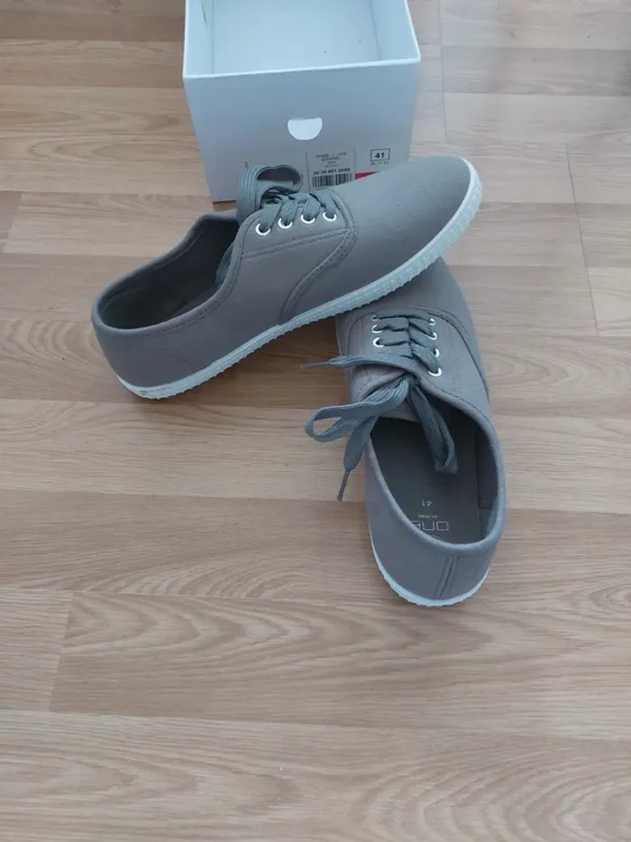 Chaussures grises - photo numéro 2