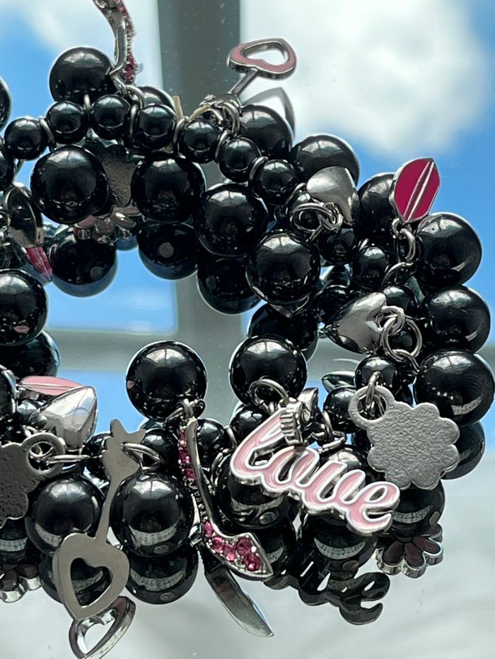 Bracelet perles charms noir/rose élastique Playboy TBE 🐰 - photo numéro 2