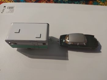 Ds Citroën avec caravane Vert