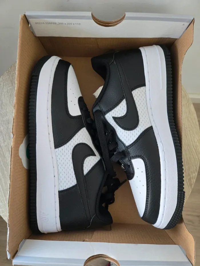 Nike air force 1 taille 38,5 neuves blanc noir