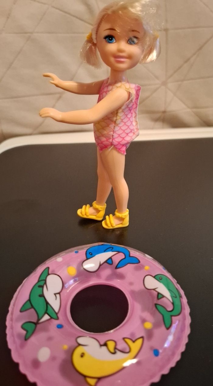 Filette barbie et sa bouée - photo numéro 3