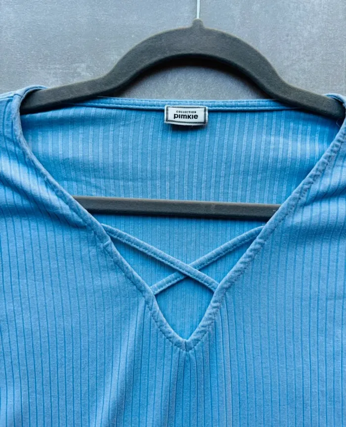 Joli T-shirt côtelé bleu ciel croisé Pimkie neuf - photo numéro 2
