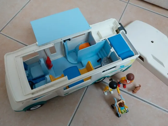 Camping car playmobil et personnages - photo numéro 4