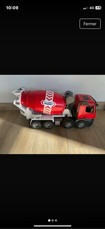 Gros camion bétonnière