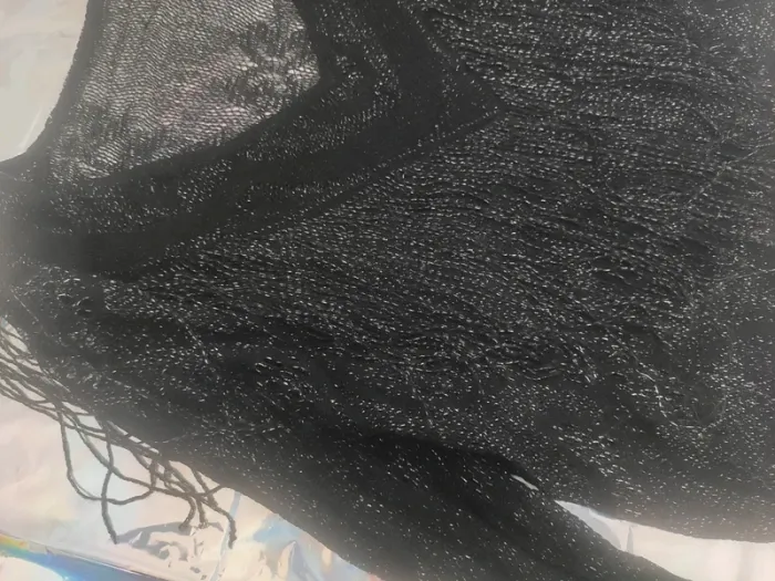 Pull court en crochet noir argenté avec franges - photo numéro 9