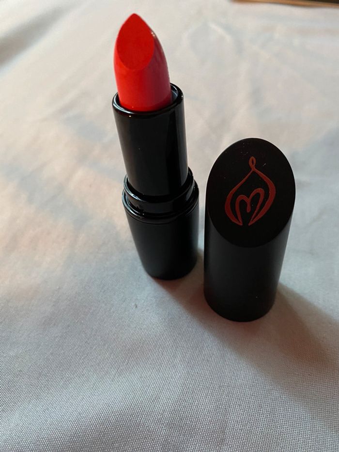 Rouge à lèvre matte manipulation folly fire